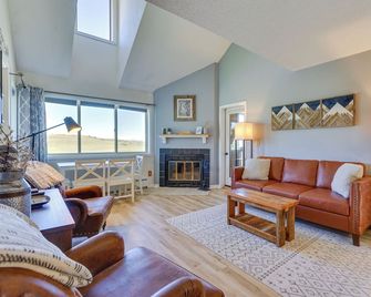 Ski-Inandout Granby Condo With Mtn Views - Granby - Sala de estar