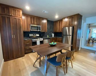 The Benton - Warmly decorated, cozy apartment in downtown Bentonville - Bentonville - Kitchen