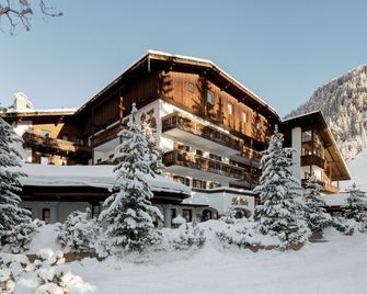 Hotel La Perla: The Leading Hotels of the World - Corvara in Badia - בניין