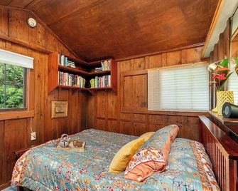 The Artist Cottage - Bed And Breakfast - Volcano - Sovrum