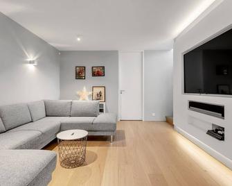 A family villa with a geothermal jacuzzi - Reykjavik - Living room