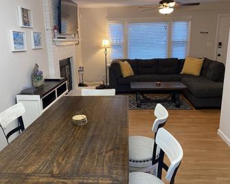 Fuquay-Varina Home 5 min. from Shopping and Dining - Fuquay-Varina - Dining room