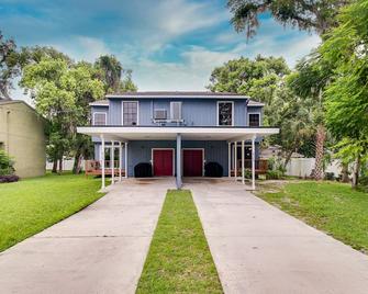 Huge Home, Walk to Downtown Deland! Close to Speedways, SkyDive, Athens Theatre - DeLand - Building