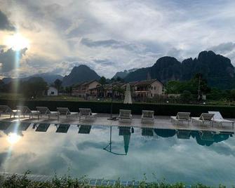 The Grand Riverside Hotel - Vang Vieng - Pool