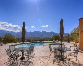 Running Coyote - Oro Valley - Pool