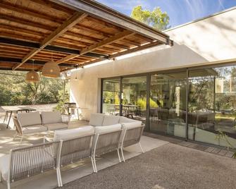 Beautiful contemporary family home surrounded by vineyards and olive groves - Lagarde-Paréol - Patio