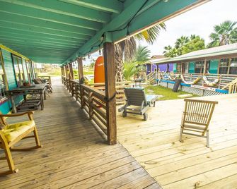 The Fish Cabin is perfect for a relaxing beach vacation! - Port Aransas - Patio