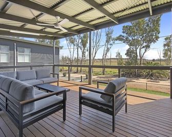 Absolute waterfront, absolute bliss. R&T's riverfront property. Pet friendly! - Mannum - Varanda