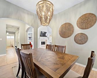 Pool Paradise in Kemah next to Cien Park and minutes from fun at the Kemah Boardwalk - Kemah - Dining room