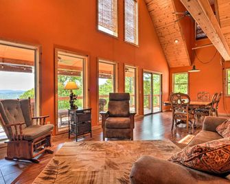 Spacious Log Cabin w/ Fire Pit & Game Room! - Eureka Springs - Sala de estar