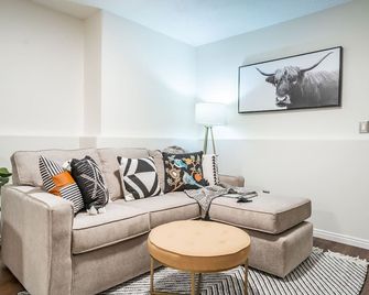 The Cozy Farmhouse Condo - Orem - Living room