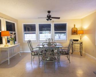 Beautiful little two bedroom cottage in scenic Jensen Beach. - Jensen Beach - Dining room
