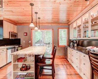 Charming family cottage: walking distance to beach & famous Lake Huron sunsets. - Grand Bend