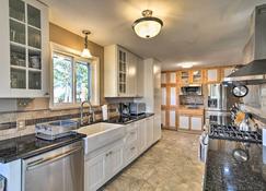 Family-Friendly Home with Back Yard and Game Room! - Boulder - Kitchen