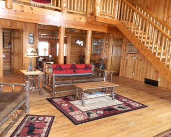 Straits Of Mackinac Log Lodge - Mackinaw City - Sleeps 8 Maximum - Cheboygan - Living room