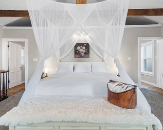 Luxurious 1875 centrally located Canton Akron home, large primary BR & sunset view - Uniontown - Bedroom