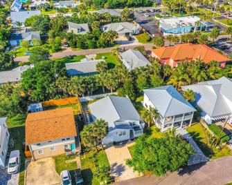 Inviting beach house - walk to beach, shopping & dining - St. Augustine - Outdoors view