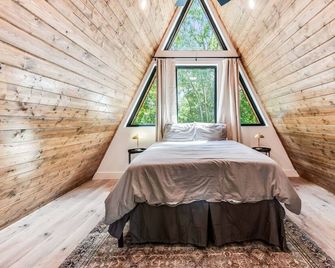 Modern A-Frame Cabin by Rip Van Winkle with Hot Tub - New Iberia