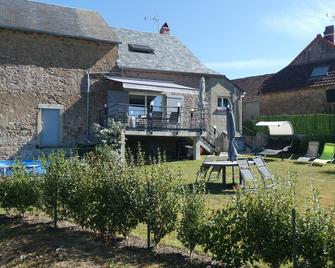 Farm cottage 'vetos'. - Mhère - Edificio