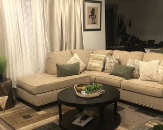 10 Mins from Denver International Airport- 2022 New Home - Commerce City - Sala de estar