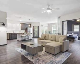 Luxurious King 3 Bedroom Suite in North Raleigh - Wake Forest - Living room