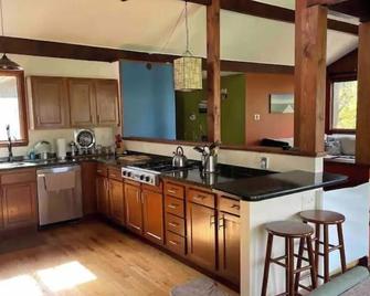 Sweet and spacious mountain view home w/fireplace! - Gardiner - Cocina