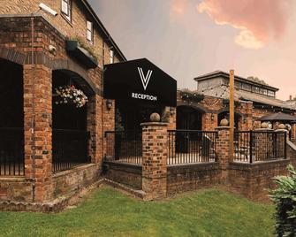 Village Hotel Liverpool - Prescot - Building