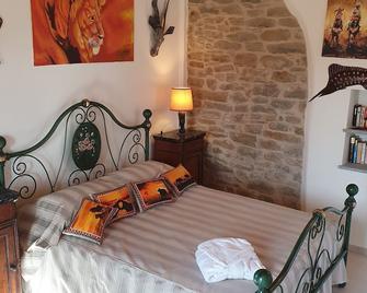 Villa in Piedmont, near Alba and Barolo, in the middle of the famous hazelnut groves - Cravanzana - Habitación