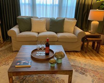 Full furnished 2 bedrooms townhouse apartment at midtown Sacramento, California. - סקרמנטו - סלון