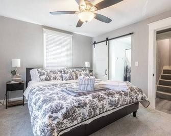 Welcome to our charming and cozy home in the heart of Kansas City - Kansas City - Bedroom