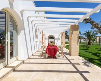 1915 Appartamento I Tarocchi Deluxe - Porto Cesareo - Hàng hiên