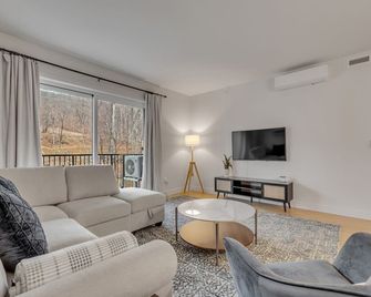 Initial - Mountain 302 - Ski-in-out MSA - Beaupre - Living room