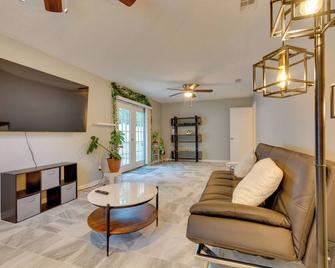 Lovely Little Rock Home with Fire Pit and Yard! - Little Rock - Living room