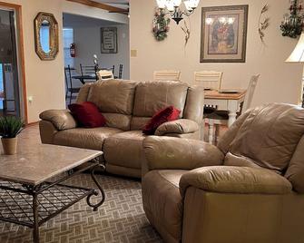 Beauty & Cozy w-King Bed Home By Country Club - Sparks - Living room