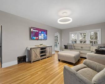915 Quincy · Charming Duplex Upstairs Unit - Rapid City - Living room