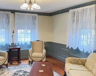 Historic Colonial on Willard Brook. - Townsend - Living room
