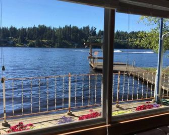 Unique Waterfront Cottage 34 Mi To Mt Rainier - Eatonville - Balcón