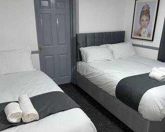 OYO Greenway Stays - Uxbridge - Bedroom