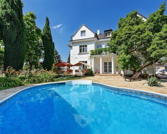 Marie - Luisa - Prag - Pool