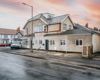 Beach Apartment - 2 Bedrooms Free Wifi Parking - Thornton-Cleveleys - Building