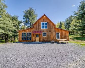 Kick back and relax in this calming, stylish space! - Himrod - Building