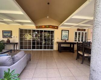 Rancho de Playa: en Las Veraneras Resort. Enjoy Nature & Beach Wonders - Acajutla - Living room