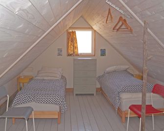 Cottage by the pond in Bolmen, near the lake, canoe,sauna playhouse bicycles, Wi-FI - Ljungby - Camera da letto