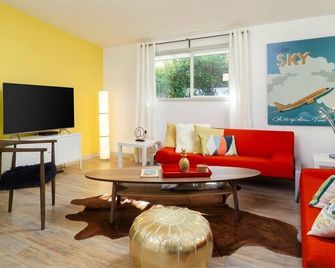 #stayinmydistrict Modern Mid-Century Retreat - Beaverton - Living room