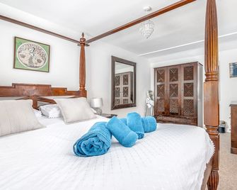 The Old Stables. Sleeps 6, just 10mins from bath by train 15mins by car - Freshford - Bedroom