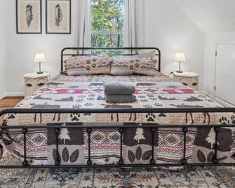 Gold Dust Getaway - Near Downtown/Hot Tub/Fire-Pit/Dog-Friendly - Dahlonega - Bedroom