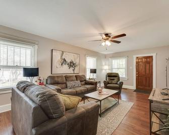 Dog-Friendly Springfield Home Less Than 1 Mi To Msu! - Springfield - Living room