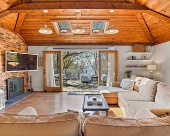 Escape to Paradise: Steps to Beach & Spacious Deck - Calverton - Living room