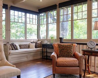 Stonehurst Place Bed & Breakfast - Atlanta - Living room