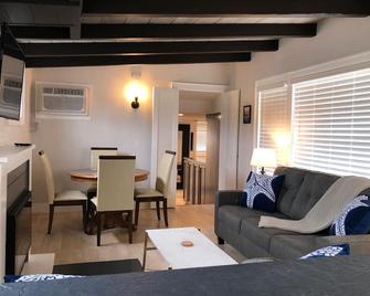 Newly Renovated, Reserved Parking, Rooftop Deck, Hvac Steps To Bay Beach & Shops - Newport Beach - Living room